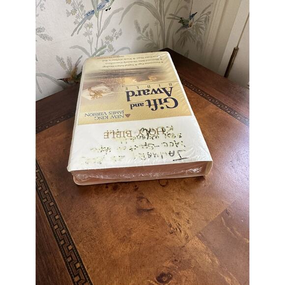 1983 Holy Bible New King James Version with Gift and Award Thomas Nelson NEW - Picture 4 of 6
